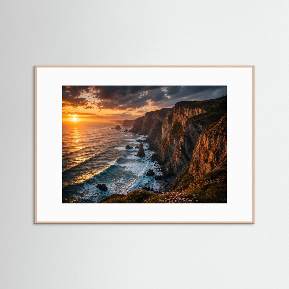 Gerahmtes Küstenbild mit Steilküste am Meer, Sonnenuntergang, beiger Rahmen mit weißem Rand