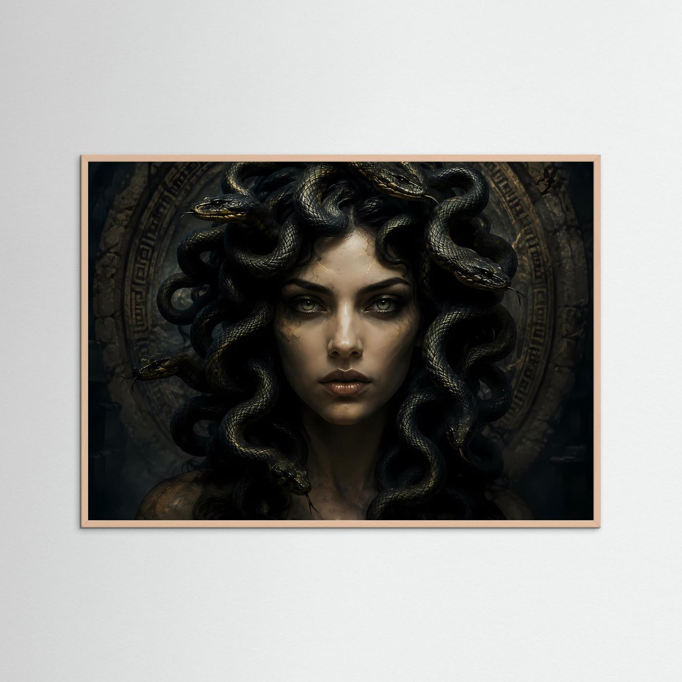 Querformat-Poster mit Medusa-Porträt: schwarze Schlangen, goldene Akzente, Roséholzrahmen