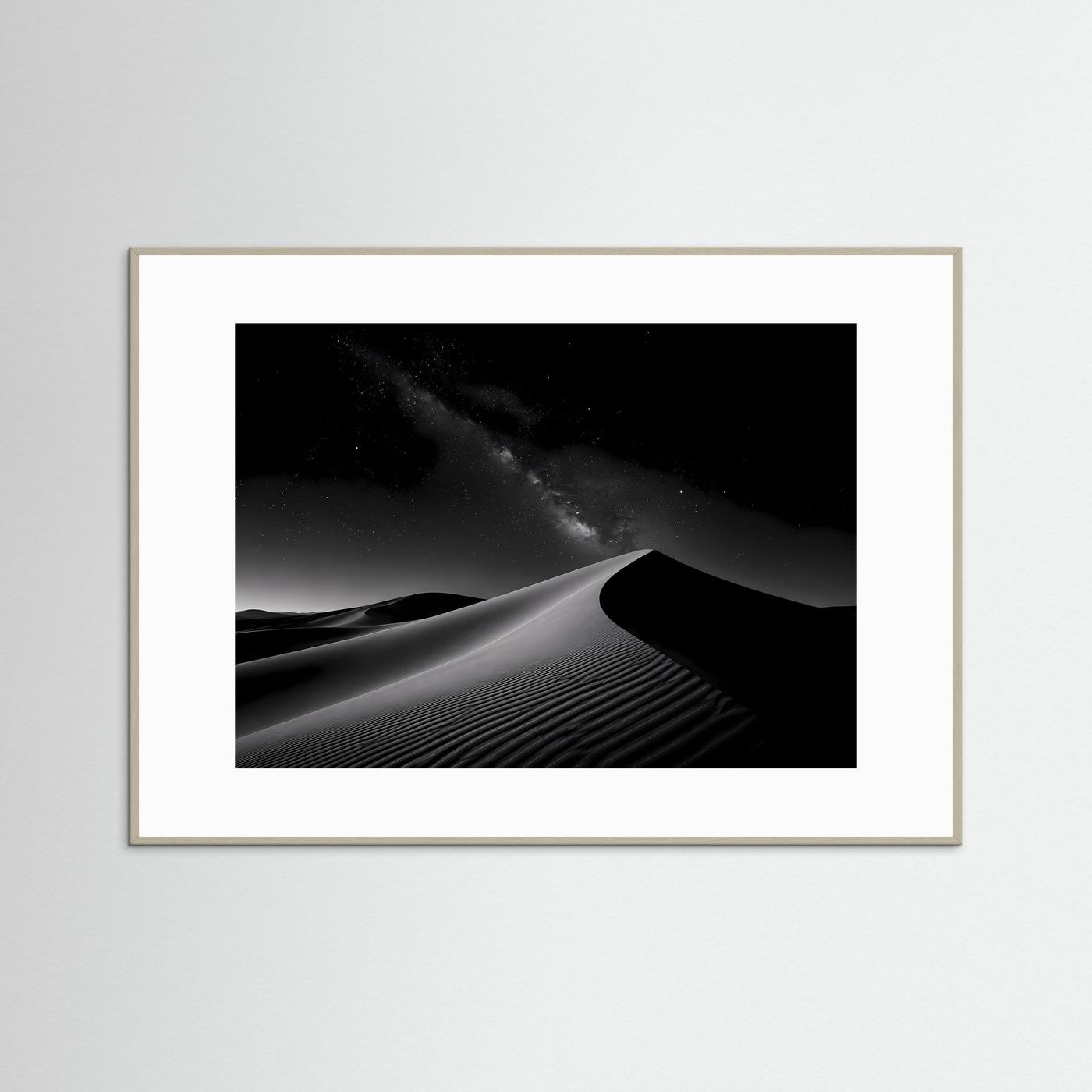 Querformat-Poster: schwarzweißes Wüstendünenmotiv, Nachtlandschaft, heller Holzrahmen