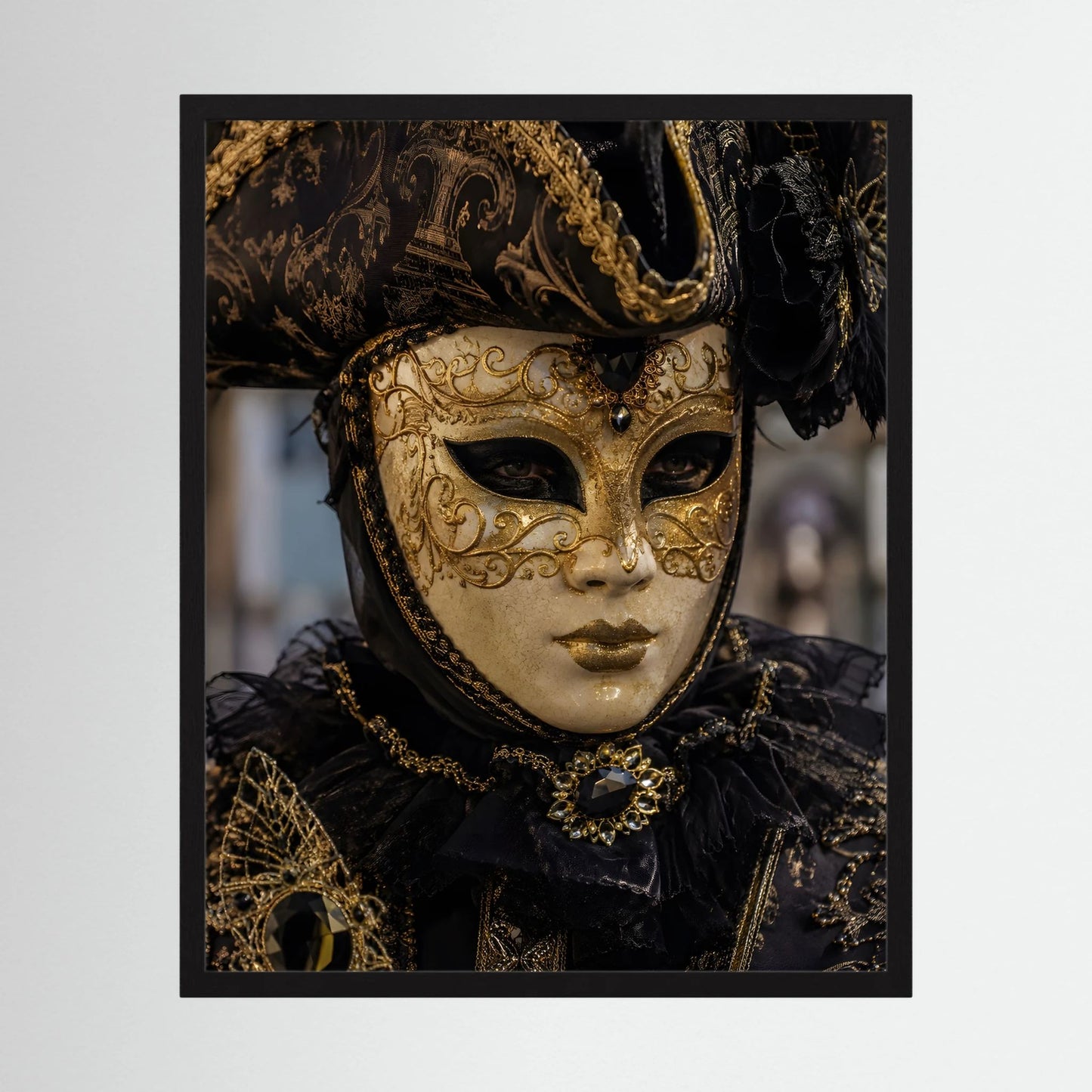 Poster (Hochformat) mit venezianischer Maske in Schwarz und Gold, mit schwarzem Rahmen