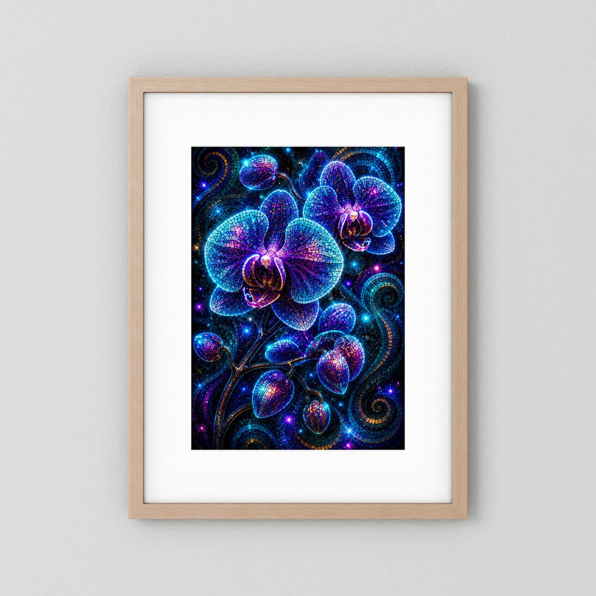 Gerahmtes Poster mit leuchtenden blau-violetten Orchideen-Mosaiken, helle Holzfassung