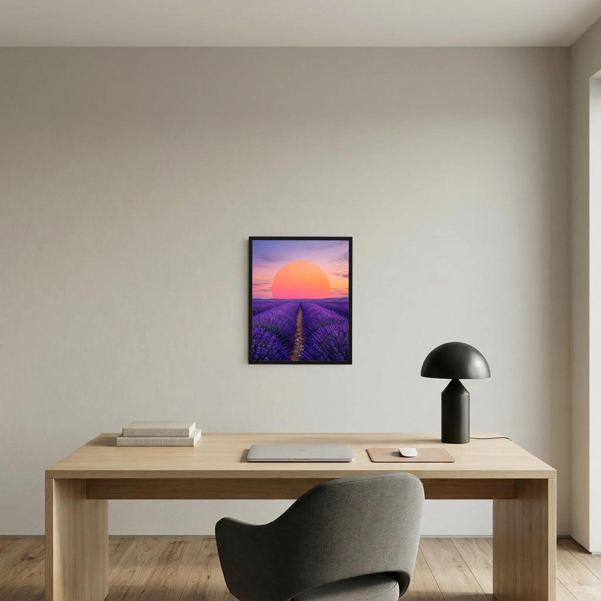 Hochformat-Poster mit lila Lavendelfeld, mittigem Weg und orangefarbener Sonne, schwarzer Rahmen
