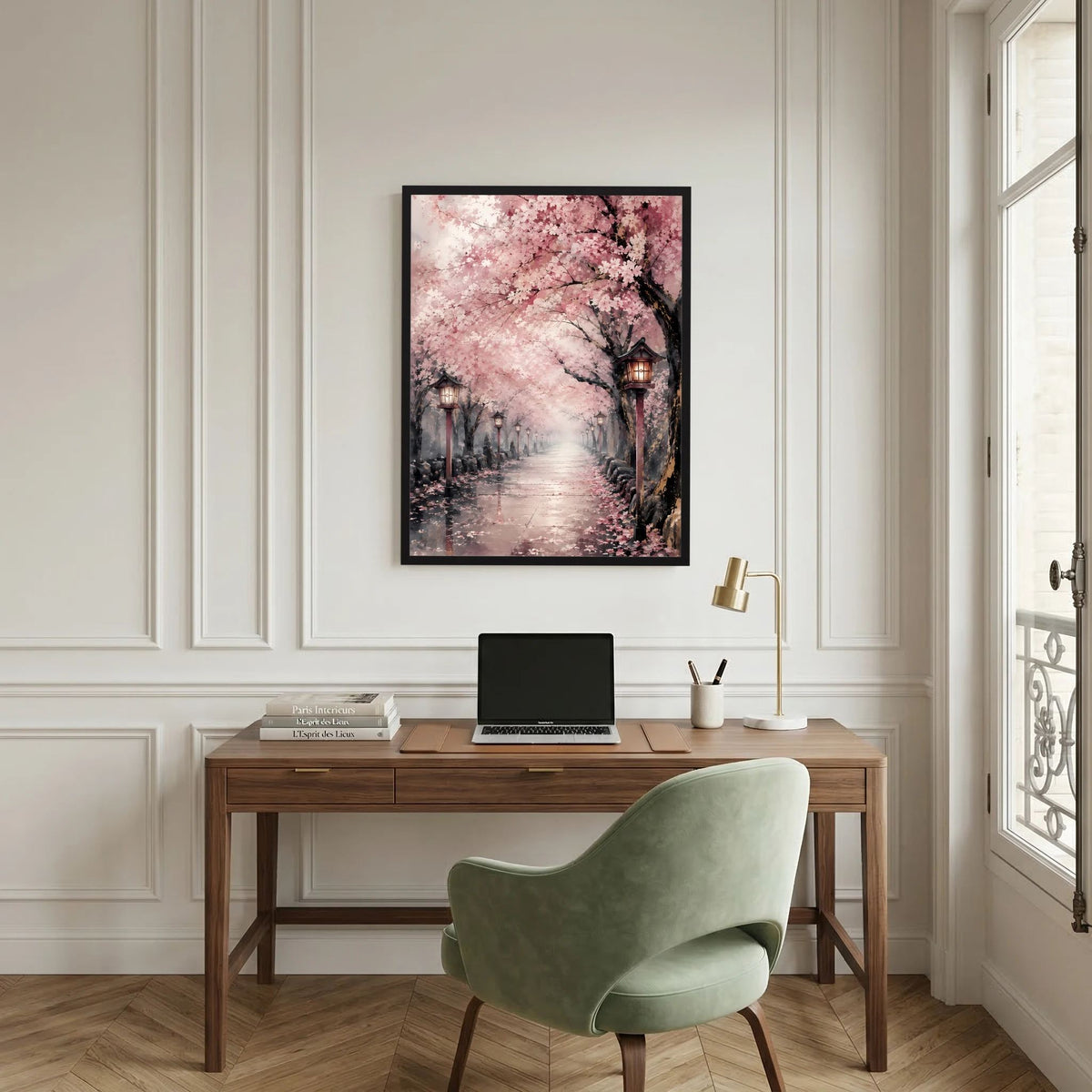 Poster an der Wand: rosa Kirschblüten über Weg, Laternenreihen, schwarzer Rahmen.