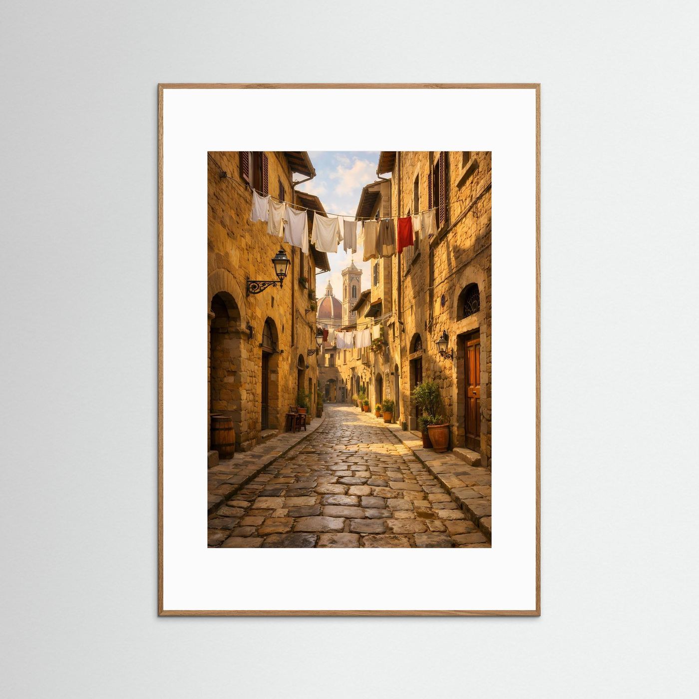 Wandbild Foto einer Kopfsteinpflastergasse in Altstadt, weißes Passepartout, brauner Holzrahmen