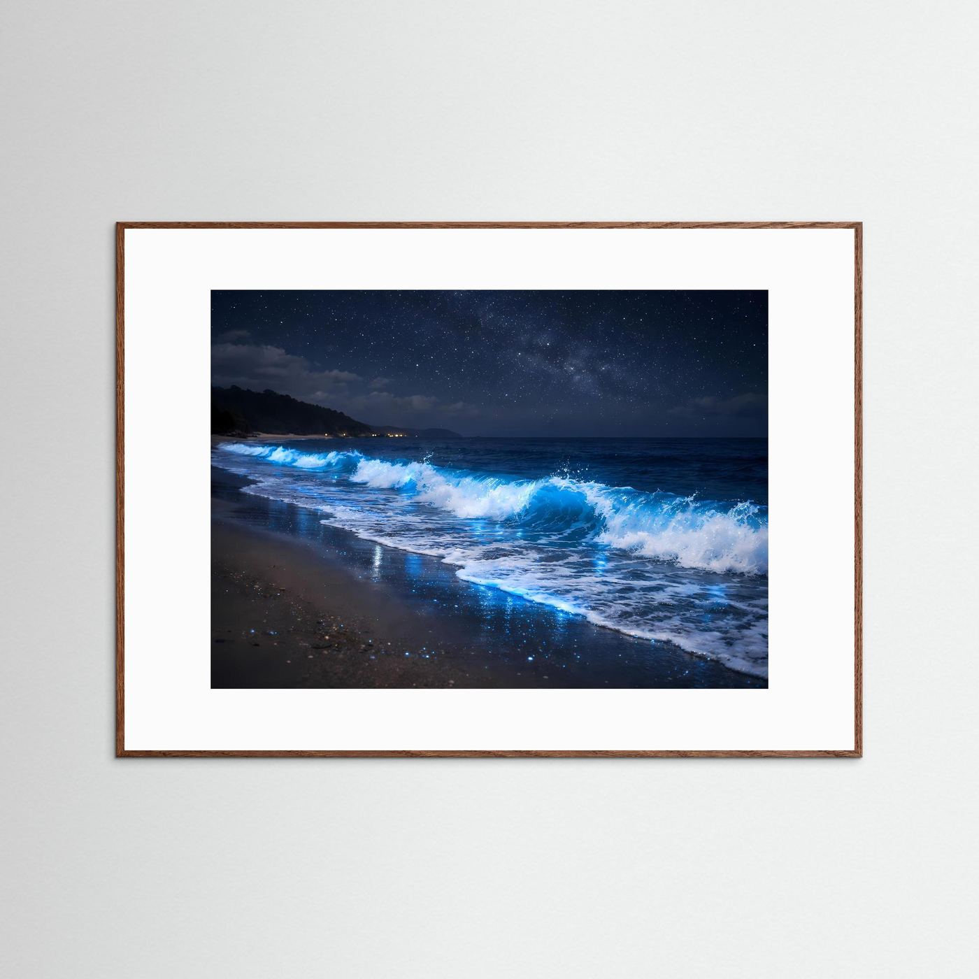 Querformat-Poster mit braunem Holzrahmen: blau leuchtende Wellen am Strand bei Nacht