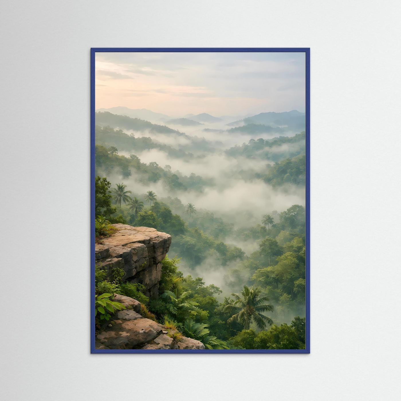 Naturposter im Hochformat mit blauem Rahmen: Dschungel, Nebel und Felsklippe
