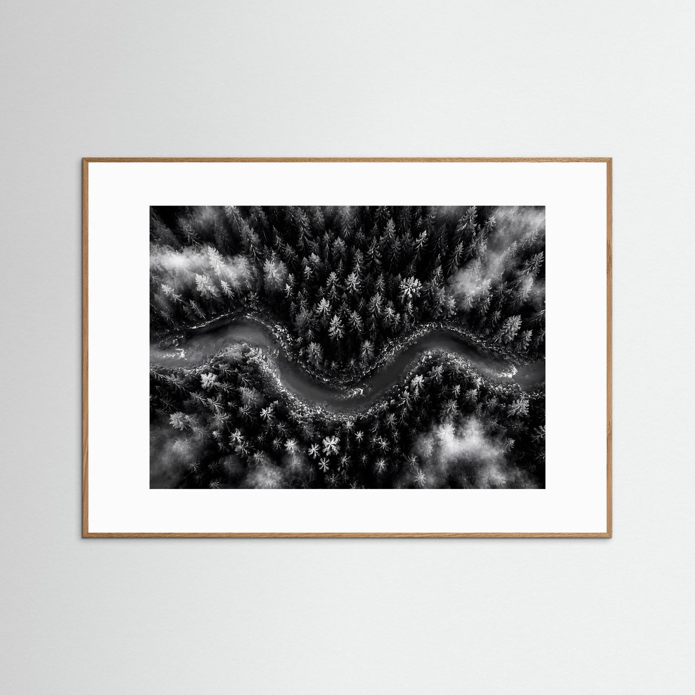 Mystischer Waldfluss im Nebel | Schwarz-Weiß Natur Landschaft – Modernes Poster Querformat