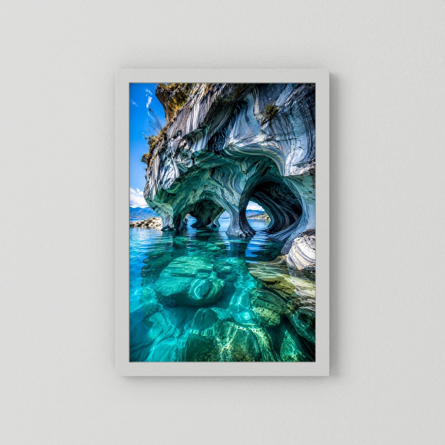 Hochformat-Poster mit schmalem weißem Rahmen: türkise Meereshöhle, blaues Wasser