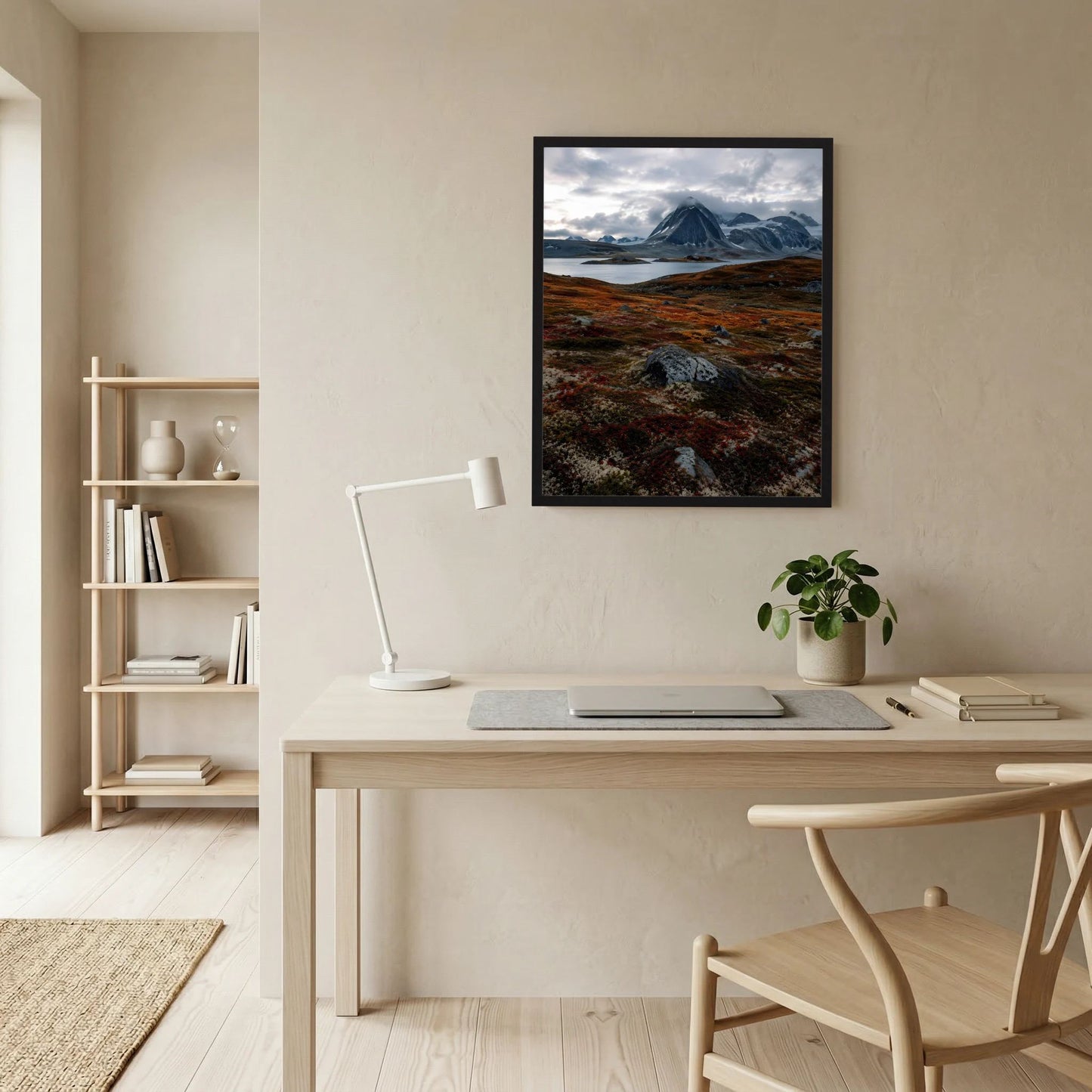 Naturposter im Hochformat mit Gebirgslandschaft, See und Bergspitze, schwarzer Rahmen