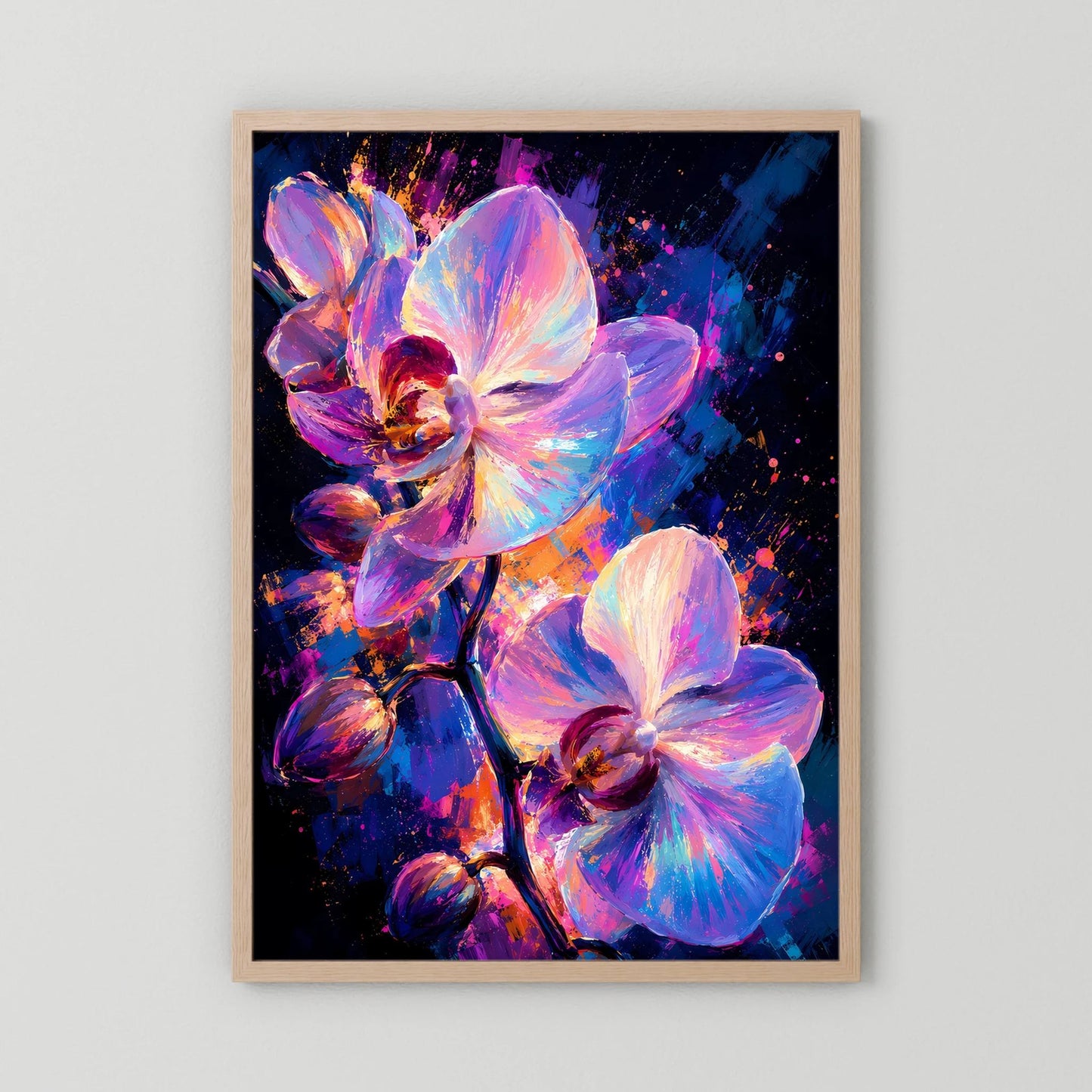 Gerahmtes Poster mit hellem Holzrahmen und leuchtenden Orchideen in Pink, Violett und Blau
