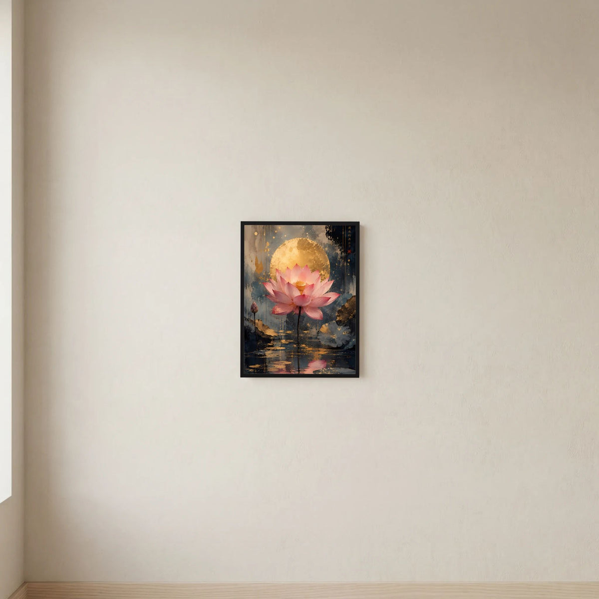 Gerahmtes Hochformat-Poster mit rosa Lotusblüte und goldener Scheibe über dunklem Wasser