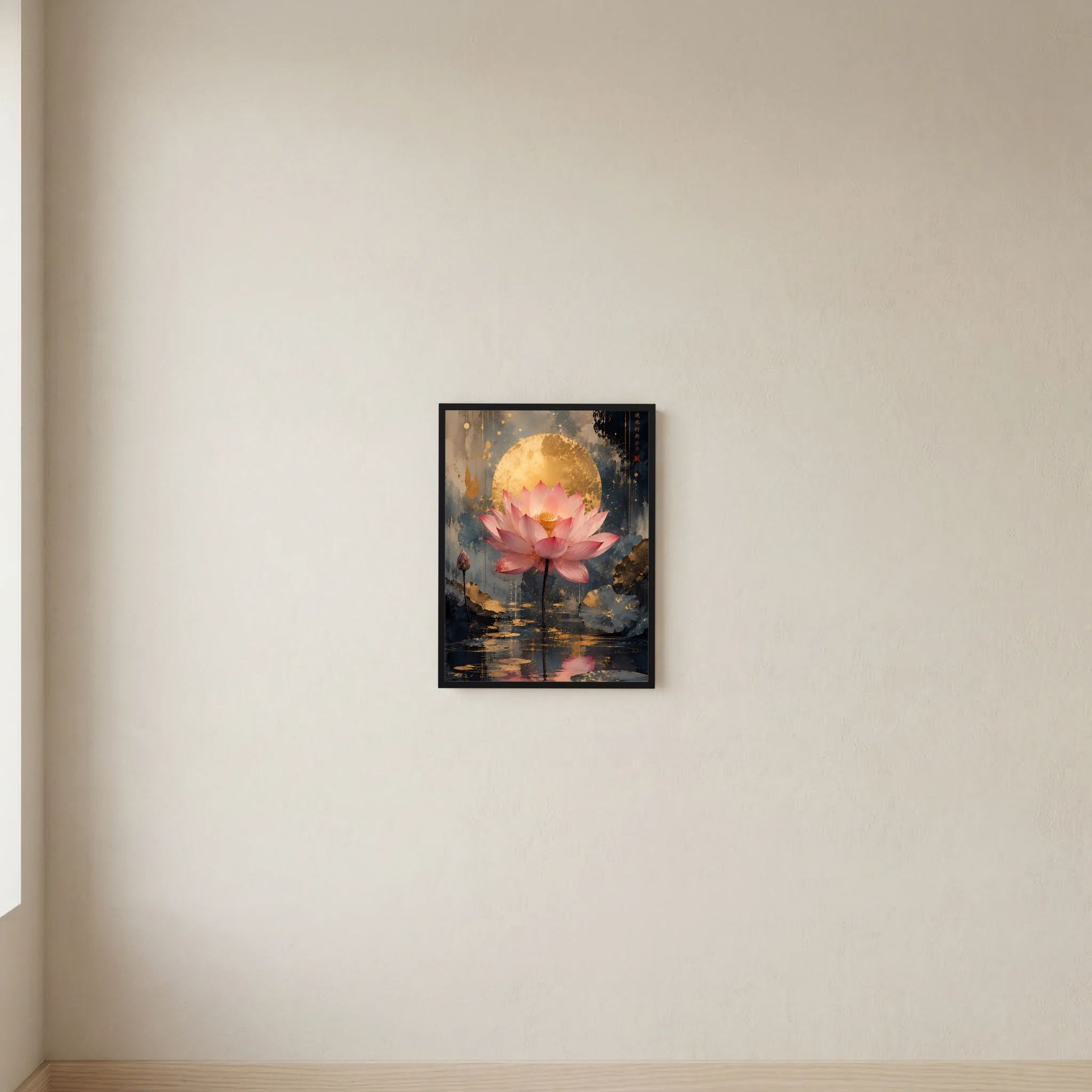 Gerahmtes Hochformat-Poster mit rosa Lotusblüte und goldener Scheibe über dunklem Wasser