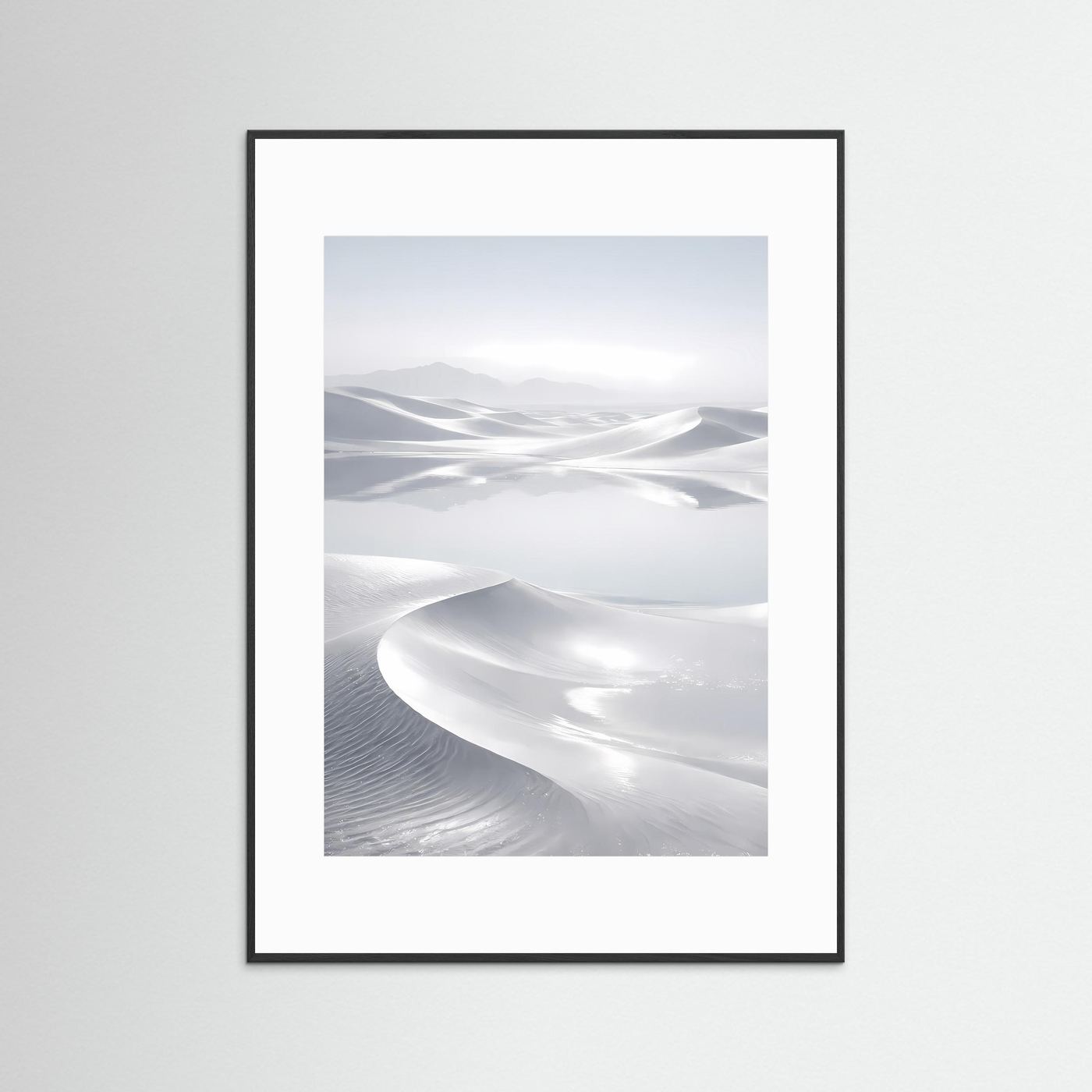 Wandposter im schwarzen Rahmen mit weißer Wüstenlandschaft und geschwungenen Dünen