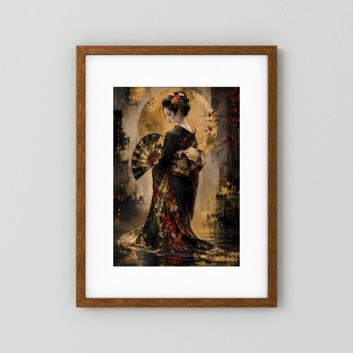 Poster mit Geisha im dunklen Kimono, Fächer und Goldakzenten, im Holzrahmen mit weißem Rand