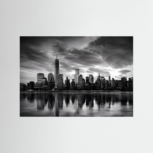 Schwarzweiß-Stadtpanorama als Poster mit Skyline und Spiegelung, schwarzer Rahmen