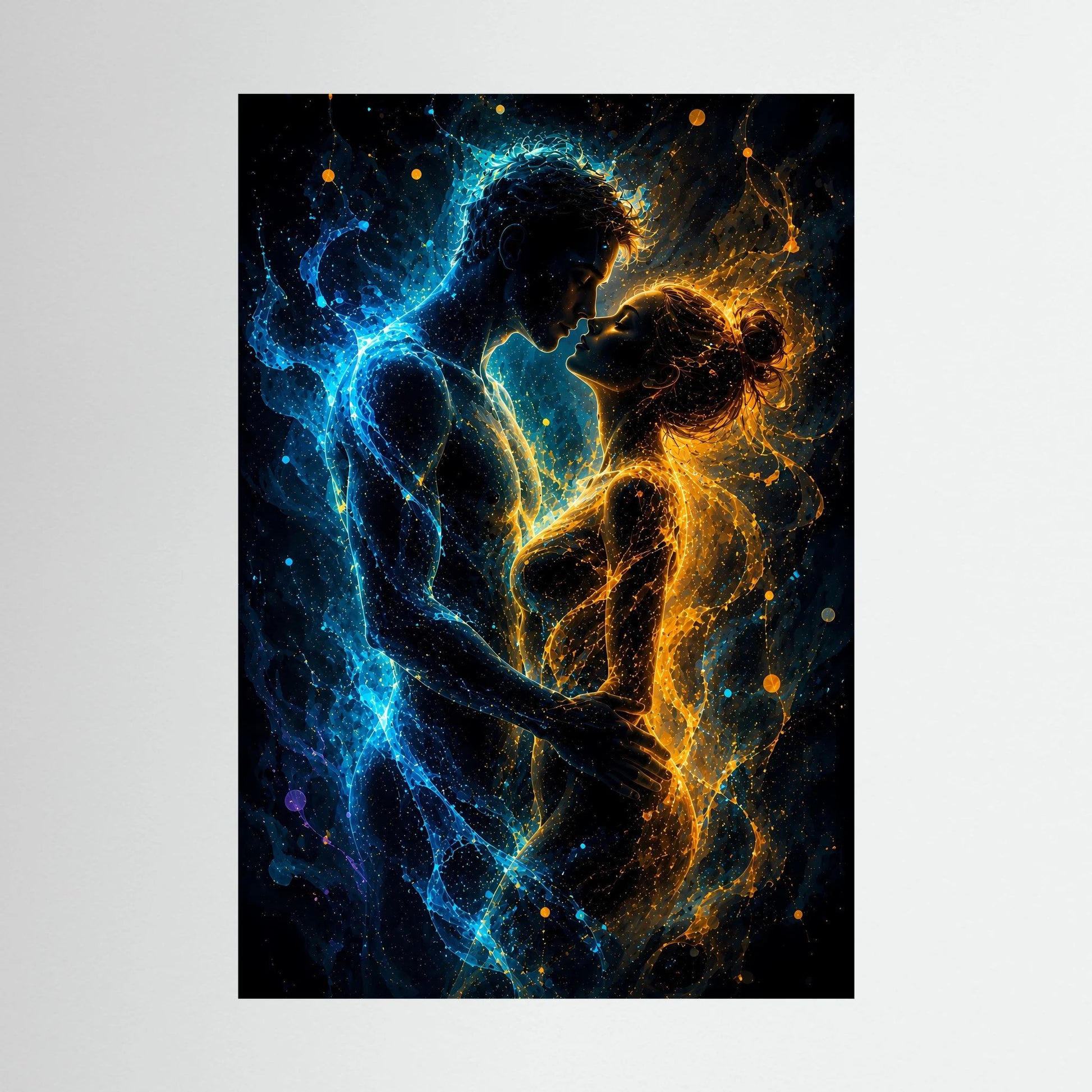 Hochkant-Poster mit abstraktem Paar in Blau und Gold auf dunklem Hintergrund.