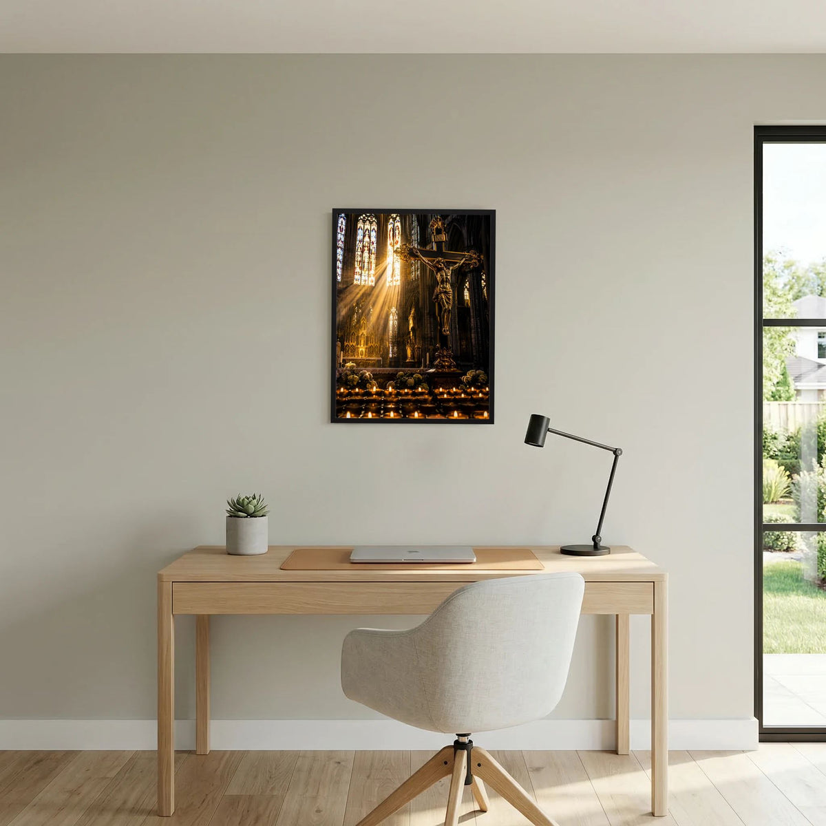 Poster Hochformat mit Kreuz in gotischer Kirche, goldes Licht im Altarbereich, schwarzer Rahmen