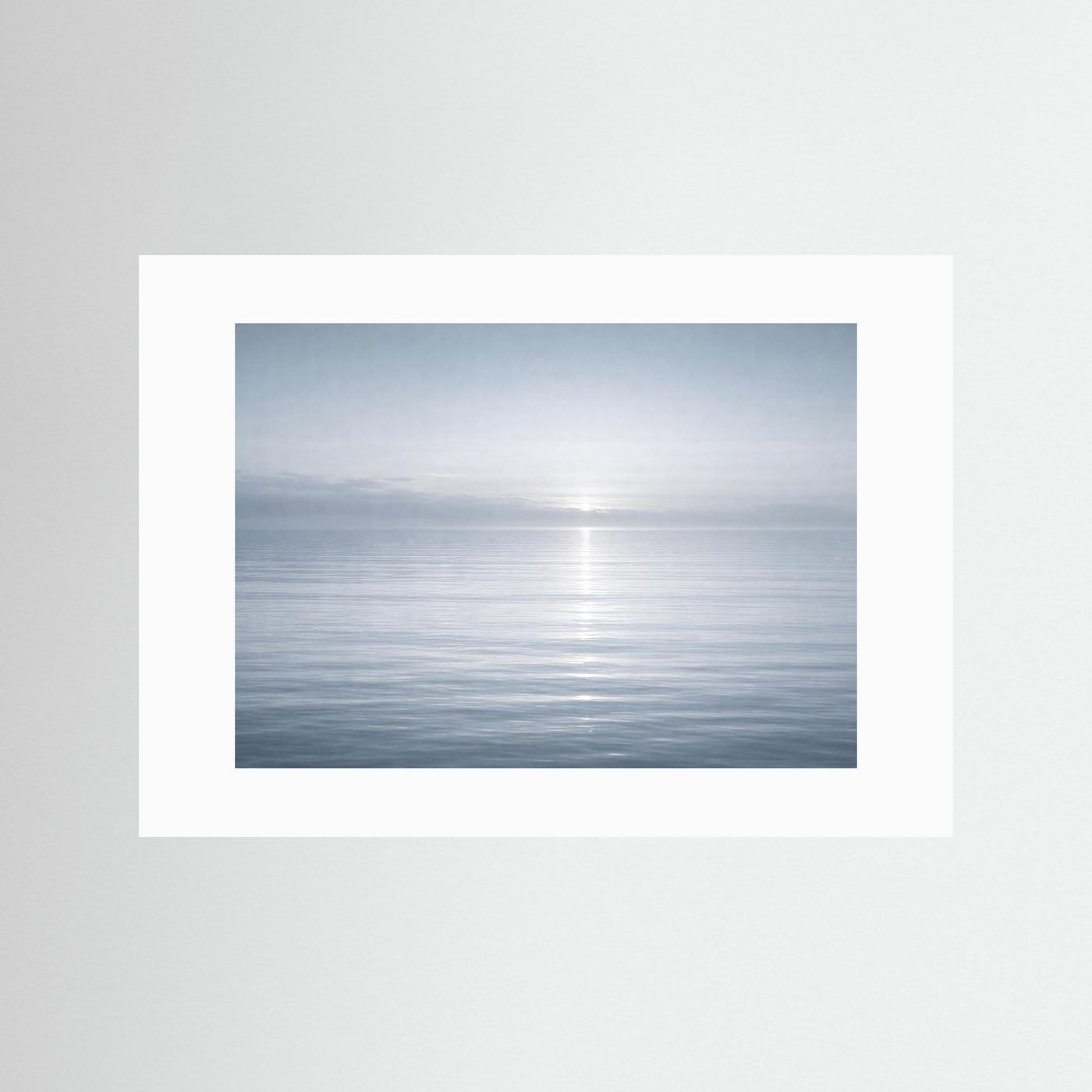 Meerpanorama-Poster mit weißem Passepartout und nebligem Horizont, Querformat