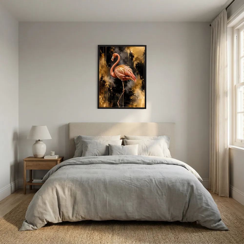 Poster im Hochformat mit Flamingo vor gold-schwarzem abstraktem Hintergrund, schwarz gerahmt