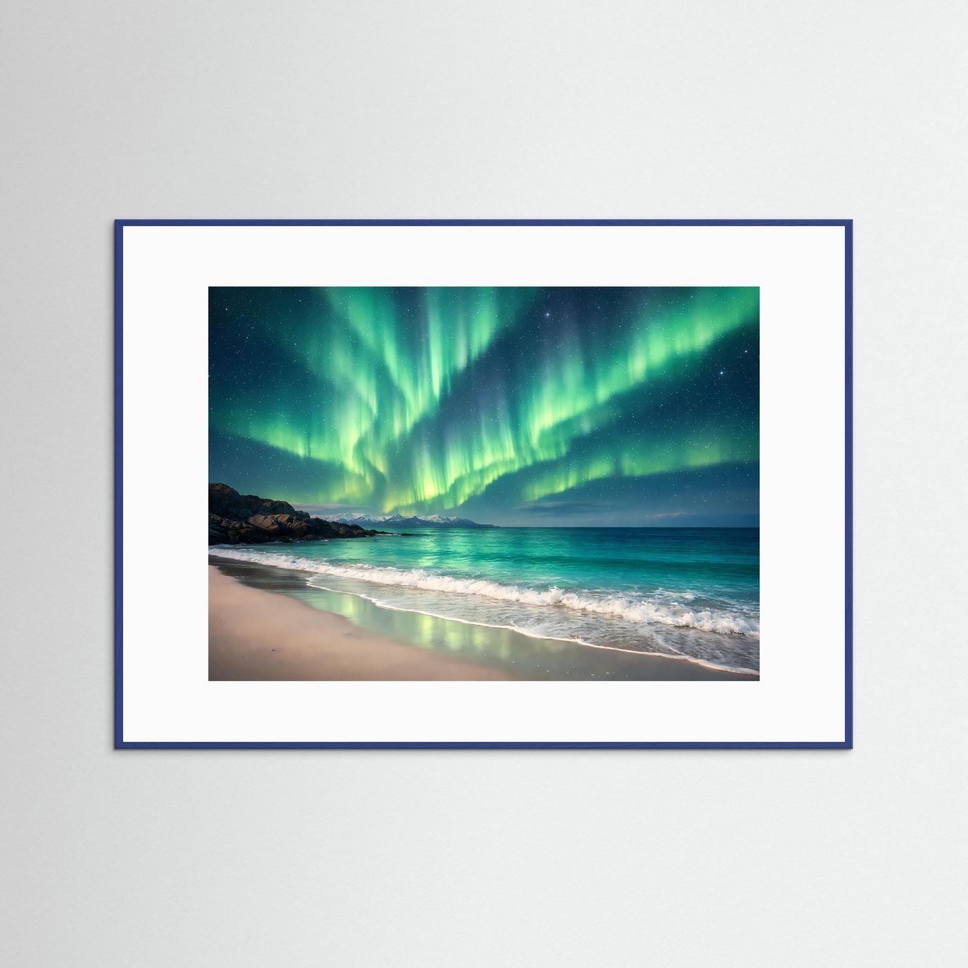 Gerahmtes Poster im Querformat: grüne Aurora über dem Strand, klare Uferlinie.