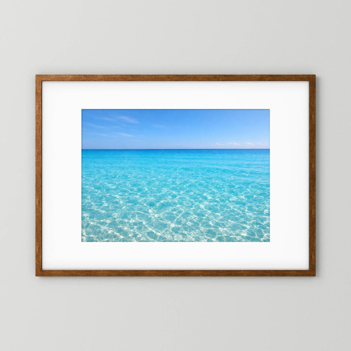 Wandbild mit Meerwasser-Motiv in Blau, rechteckig, brauner Holzrahmen und weißes Passepartout