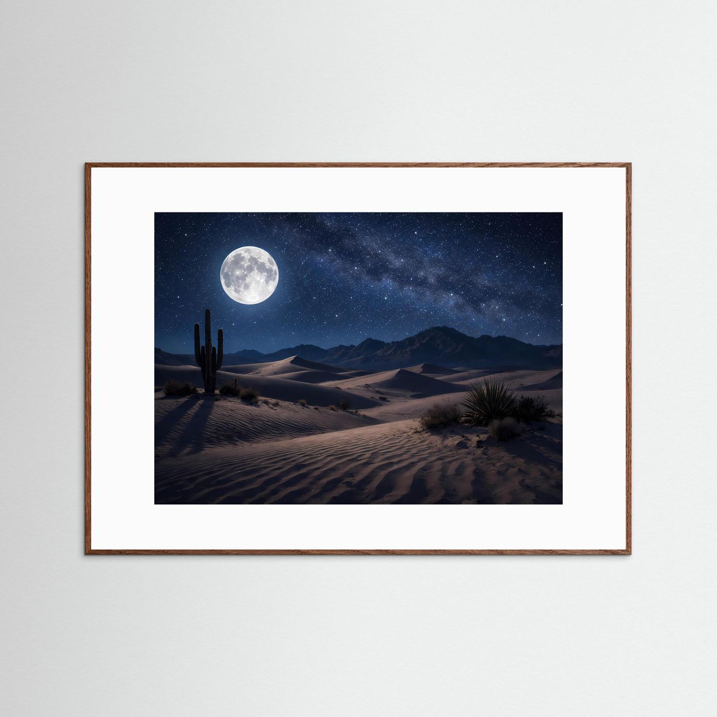 Poster im Querformat mit Naturholzrahmen: Mond über Wüste, Sterne und Dünen