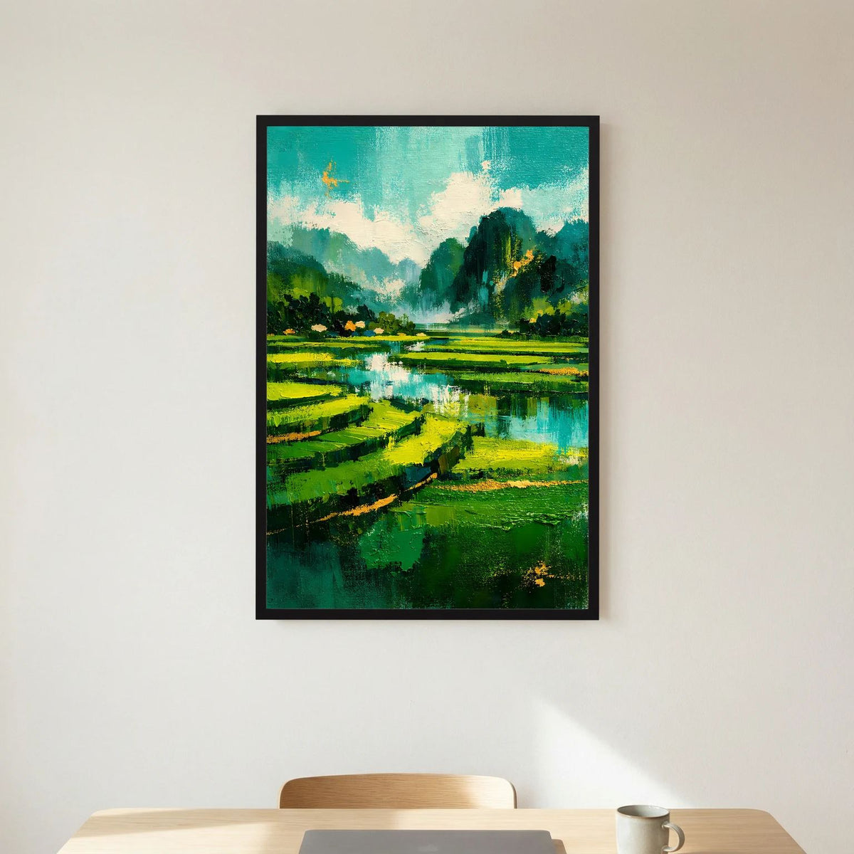 Poster mit grüner Berglandschaft und Wasser, schwarzer Rahmen, frontal, Hochformat