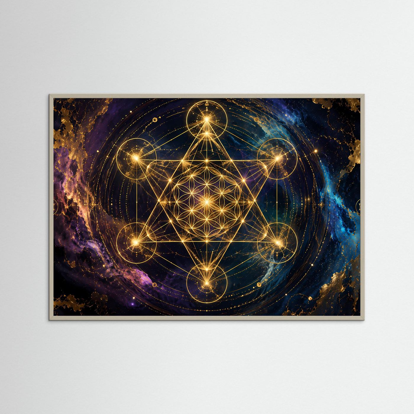 Poster mit Metatrons Würfel in Gold, kosmische Nebeloptik, im grauen Rahmen