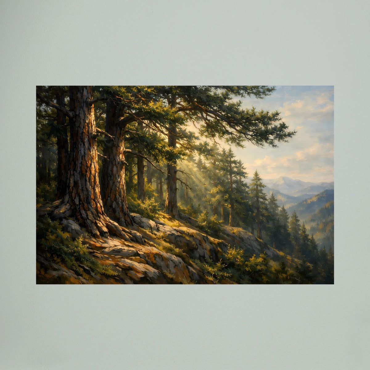 Wandbild im Querformat mit Nadelwald, Sonnenstrahlen und Blick auf entfernte Berge