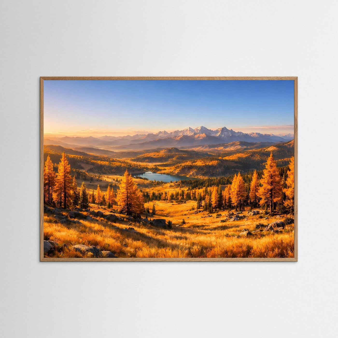 Wandbild mit braunem Holzrahmen: Herbstlandschaft mit Bergen, Bäumen und Fluss