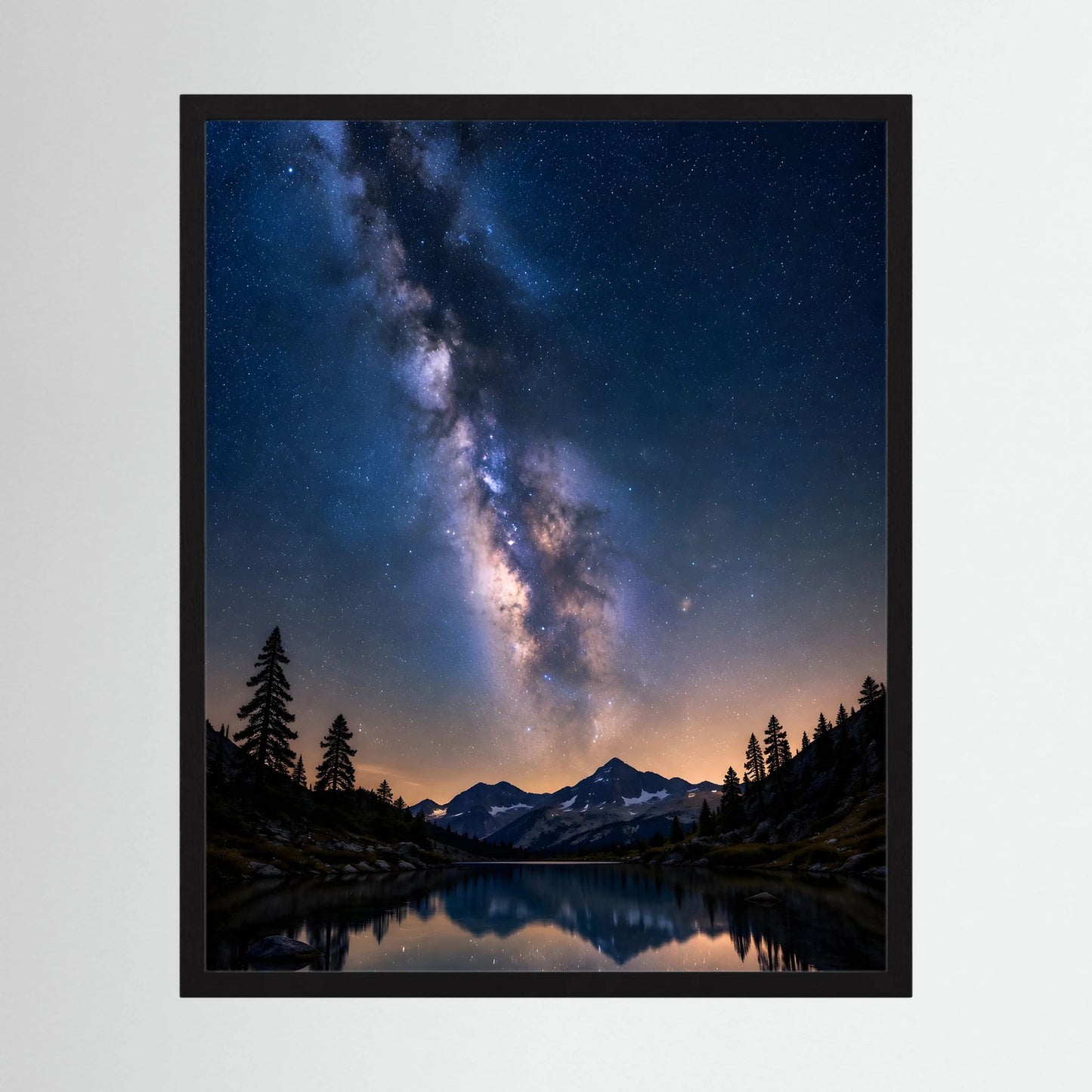 Hochformat-Poster im schwarzen Rahmen mit Milchstraße über Bergsee und Bergkette bei Nacht