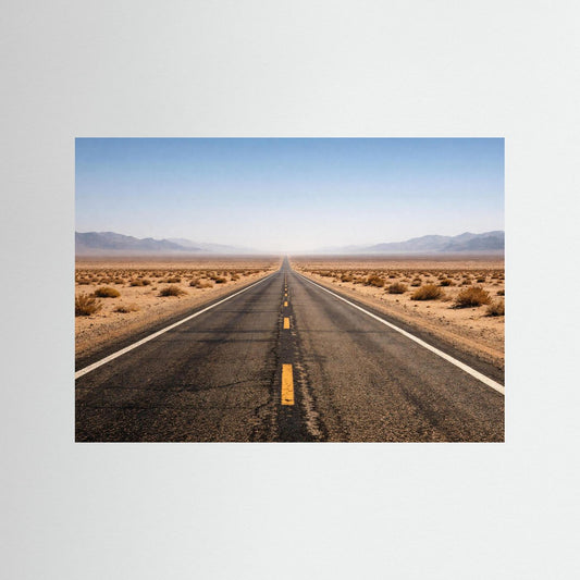 Naturposter im Querformat: Gerade Highway durch die Wüste mit Bergen am Horizont.