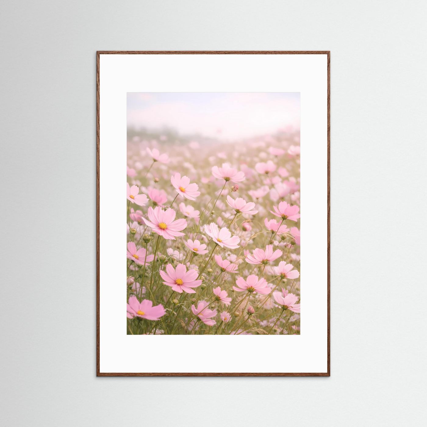 Hochformatiges Blütenposter mit rosa Kosmeen im braunen Holzrahmen