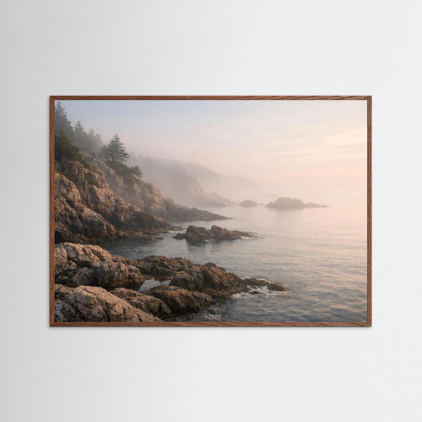 Naturposter Querformat mit Küste, Felsen und Morgennebel, dunkelbrauner Rahmen