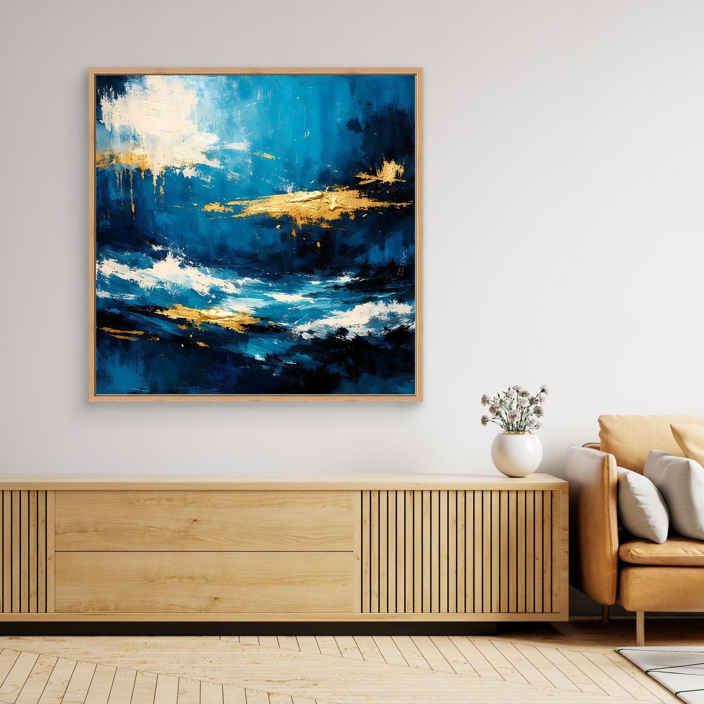 Gerahmtes Leinwandbild mit abstrakten Meereswellen in Blau und Gold, heller Holzrahmen
