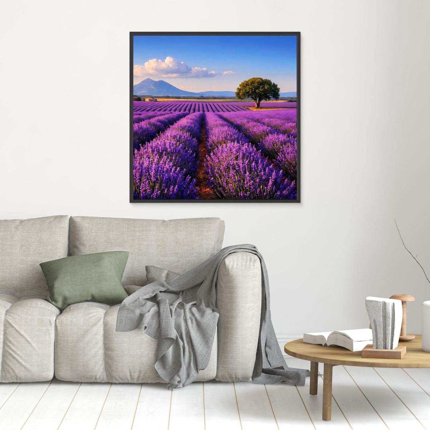 Quadratisches gerahmtes Wandbild mit Lavendelfeld, Baum, Bergen und blauem Himmel