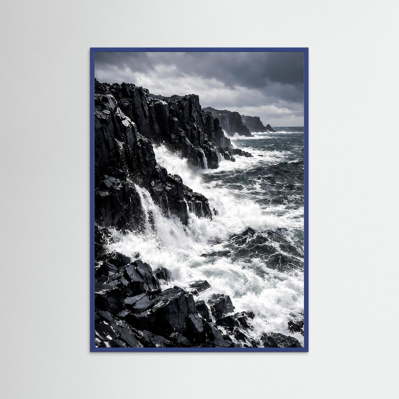 Wandbild-Poster mit blauem Rahmen, Klippenmeer mit weißem Schaum im Hochformat