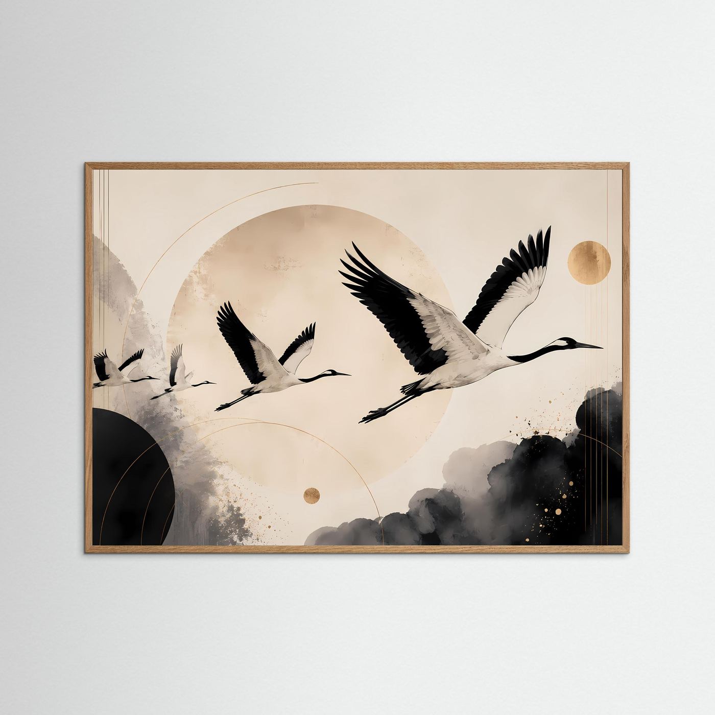 Querformatiges Kranich-Poster im hellem Eichenrahmen, schwarz-beige mit goldenen Akzenten