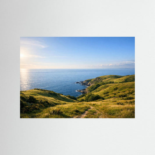 Querformat-Poster mit Küstenhügeln und Meer, mit blauem Rand ohne Rahmen