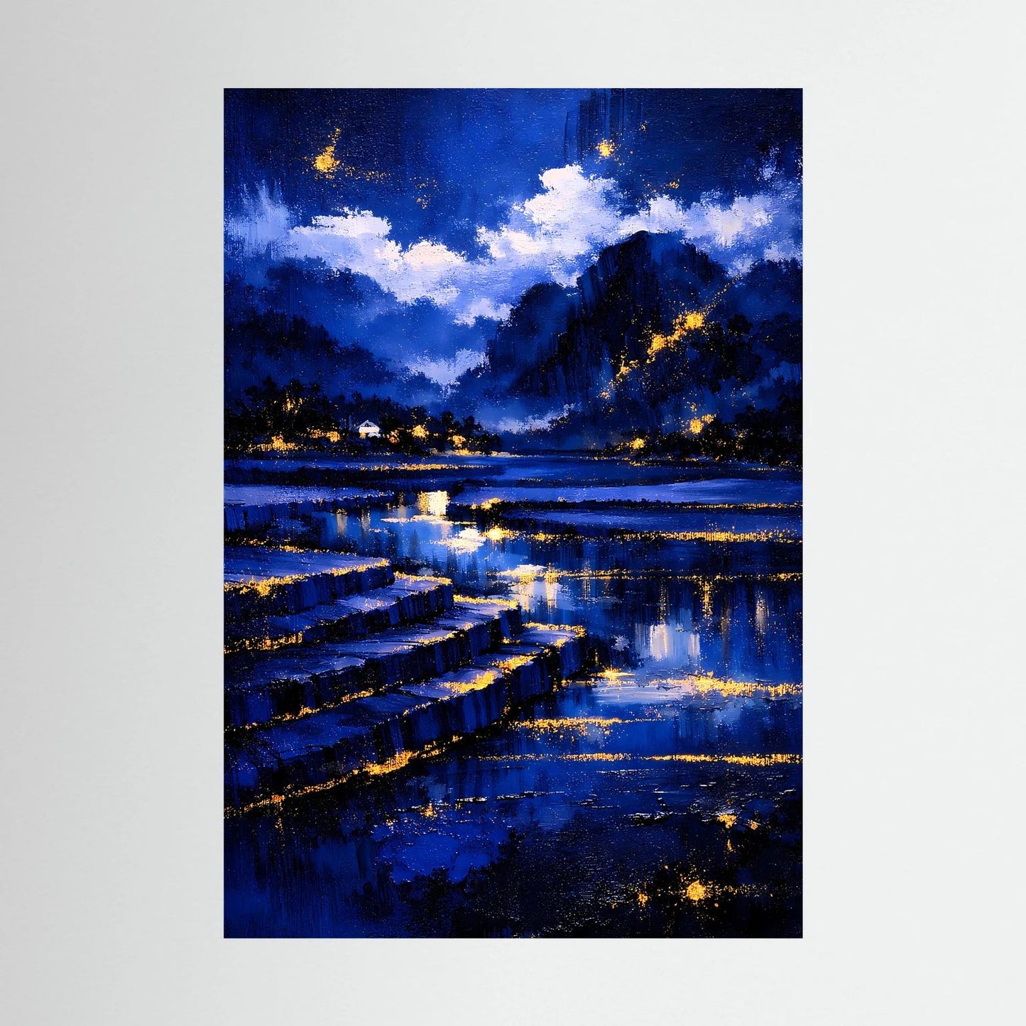 Hochformatiges Poster ohne Rahmen mit abstrakter Nachtlandschaft: blauer See und goldene Reflexe