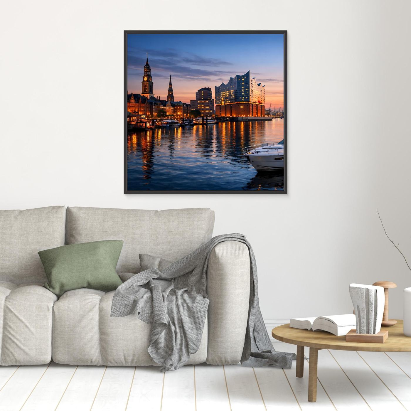 Leinwand-Wandbild der Hamburger Skyline am Wasser mit schwarzem Rahmen