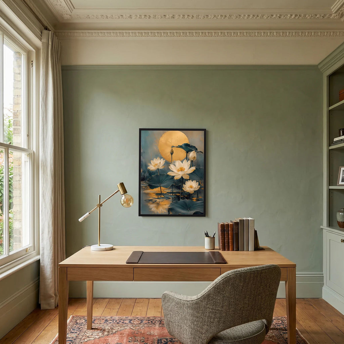 Poster im dunklen Rahmen mit goldener Mondscheibe und weißen Lotusblüten