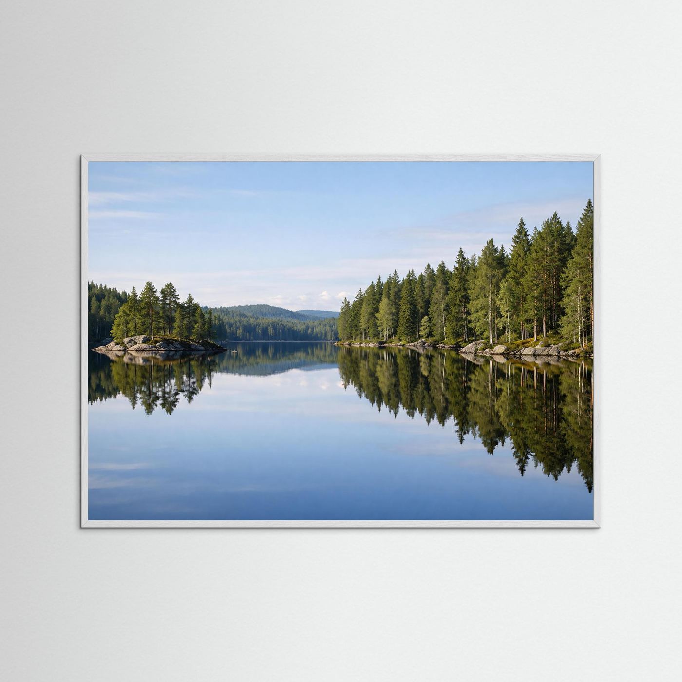 Querformat-Poster mit Waldsee, Spiegelung der Bäume im Wasser, im schlichten Rahmen