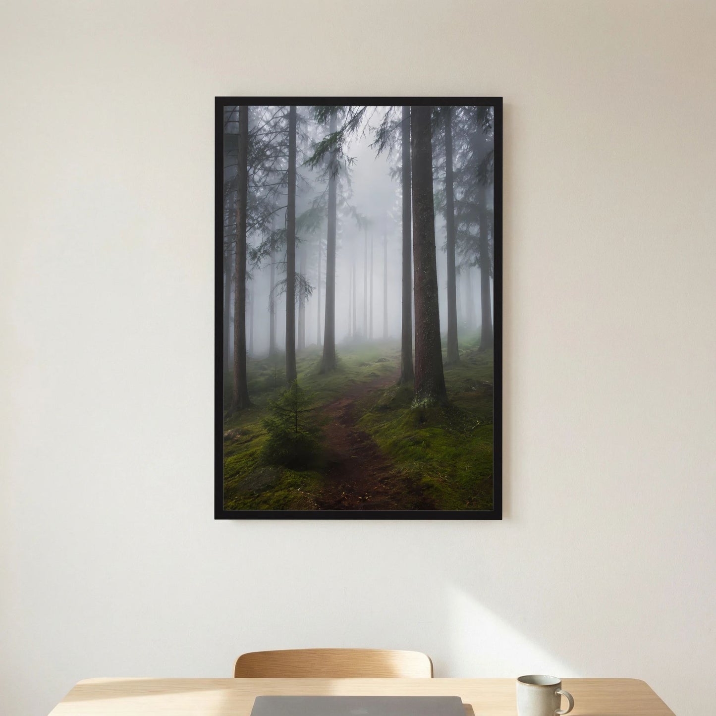 Gerahmtes Hochformat-Poster Nebelwald mit Pfad durch hohe Tannen, schwarzer Rahmen