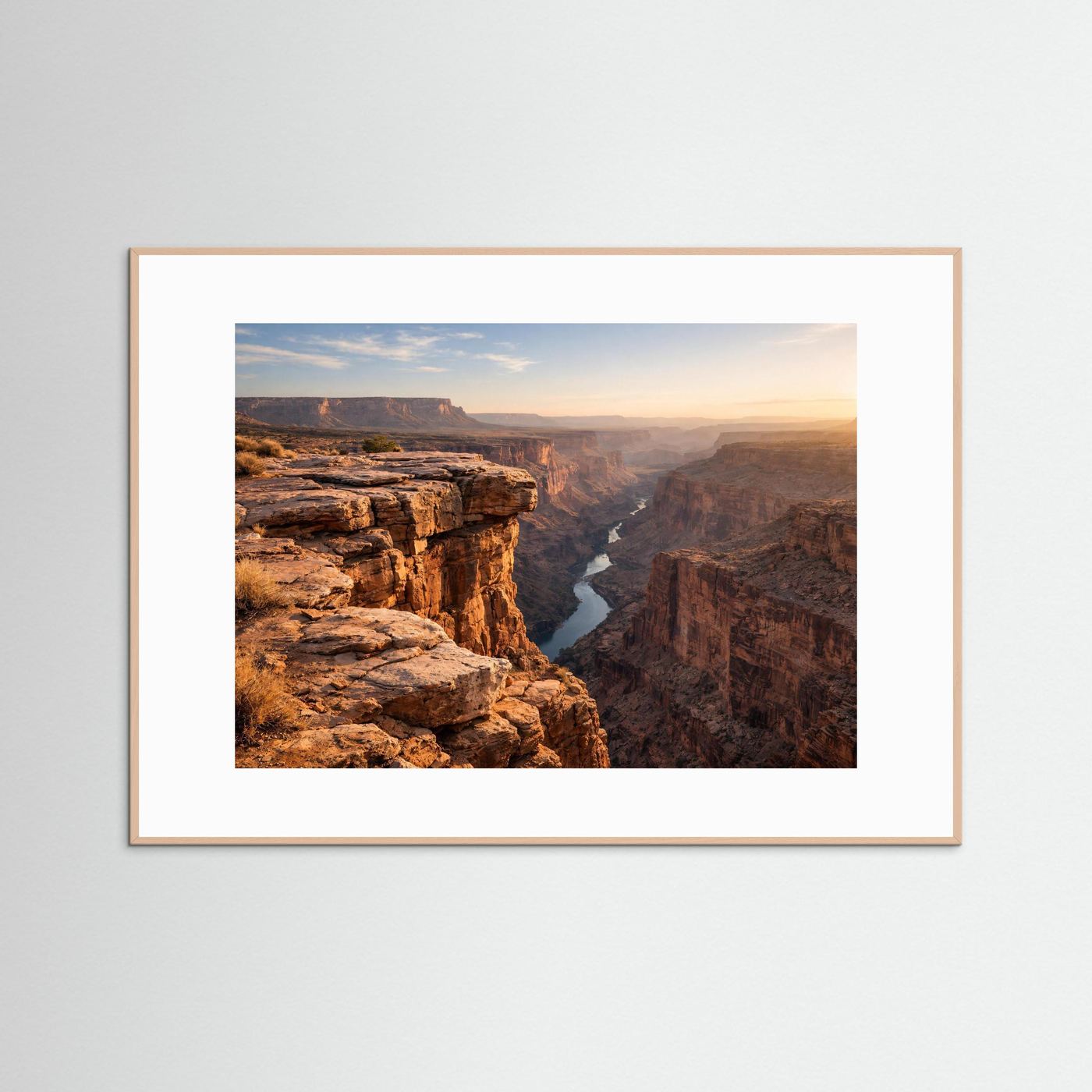Querformat-Poster vom Grand Canyon mit hellem Holzrahmen und weißem Rand