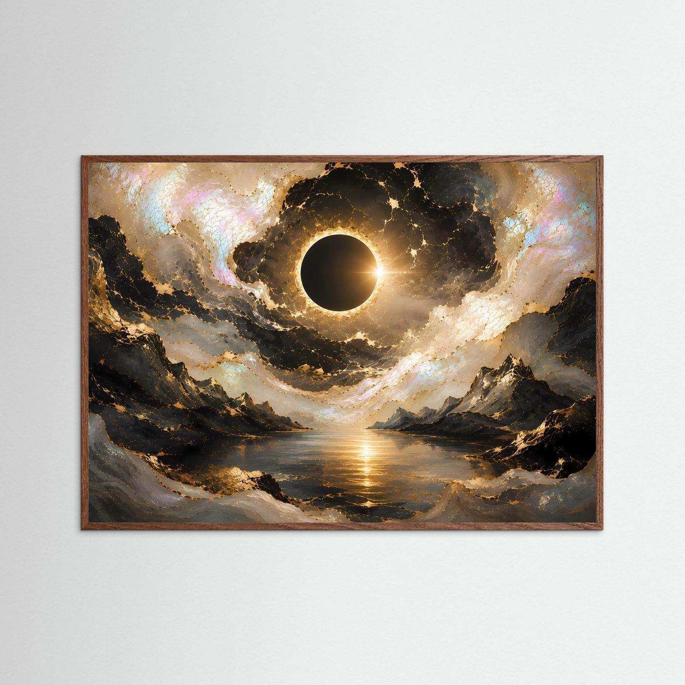 Querformat-Poster im hellen Rahmen: Sonnenfinsternis über Berglandschaft in Goldtönen