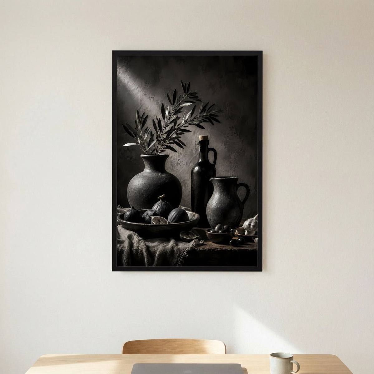 Hochformat-Poster im schwarzen Rahmen mit Vasen, Krug und Früchten
