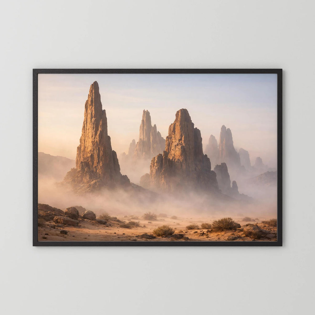 Wandbild im Querformat mit schwarzen Rahmen und Felsformationen in Wüstennebel