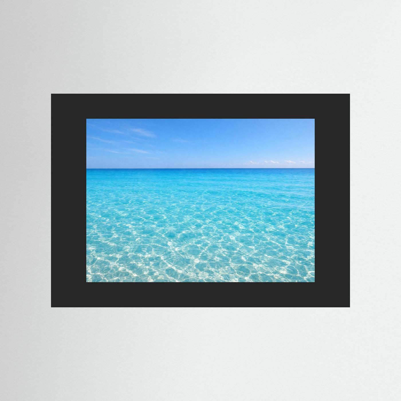 Wandbild: Meerblick mit türkisblauem Wasser und hellem Horizont, schwarzer Rahmen.