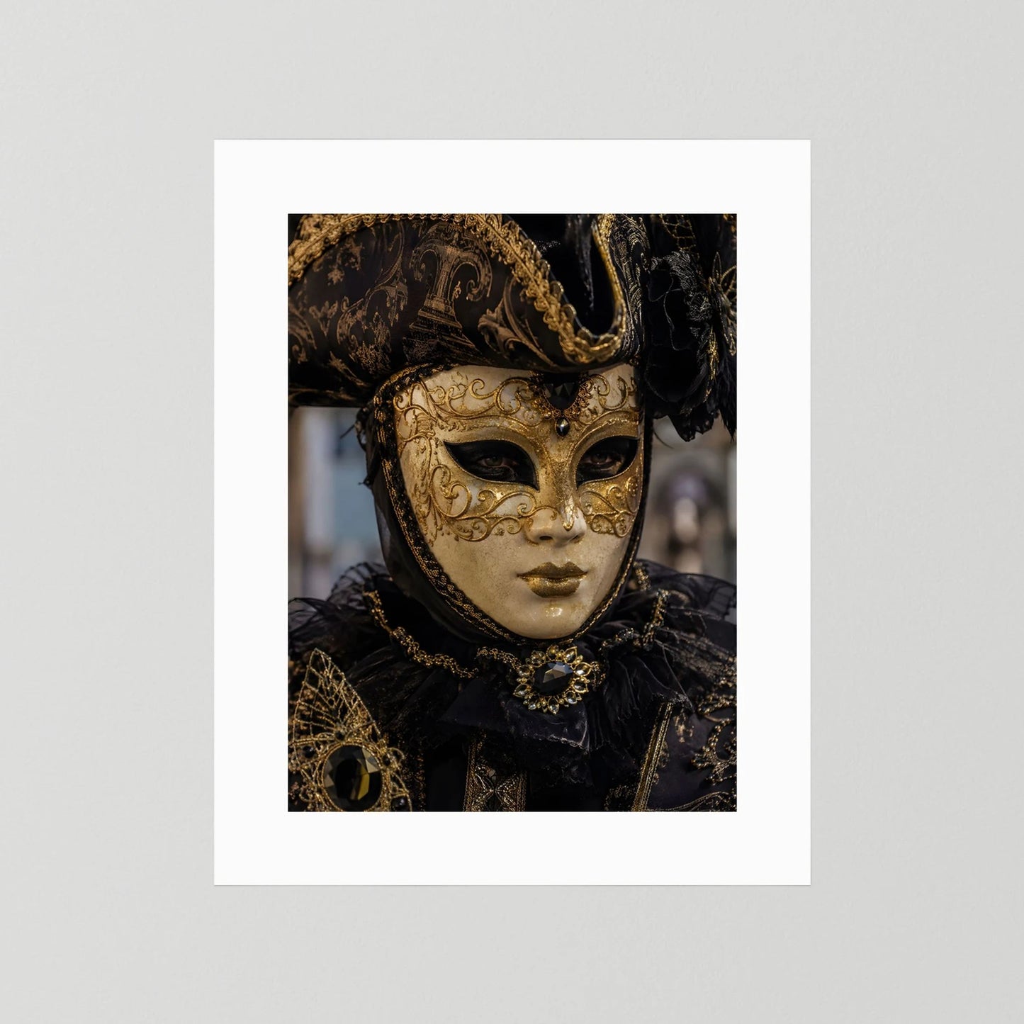 Poster im Hochformat mit venezianischer Maske in Schwarz und Gold, ohne Rahmen